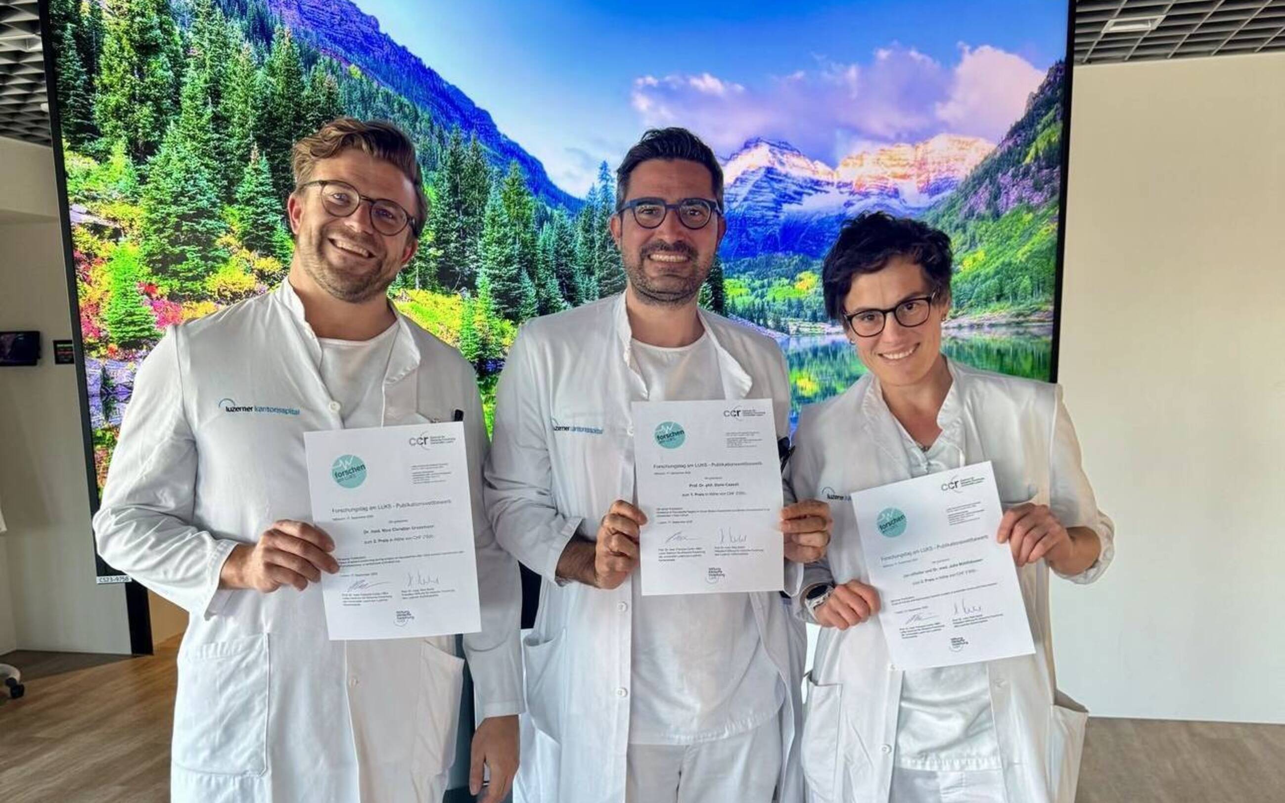 <p>v.l.n.r.: Dr. med. Nico Christian Grossmann, Prof. Dr. phil. Dario Cazzoli, Dr. med. Julia Mühlhäusser</p>